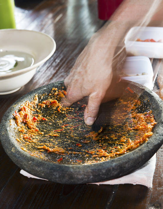Mos sånn, ikke sånn. Bumbu Bali er krydderblandingen du finner i all balinesisk mat. Mos sånn, ikke sånn. Bumbu Bali er krydderblandingen du finner i all balinesisk mat.
