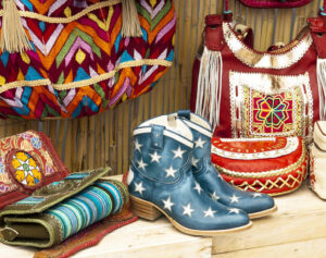 Cowboyboots om sommeren er alfa omega på Middelhavets hippieøy.