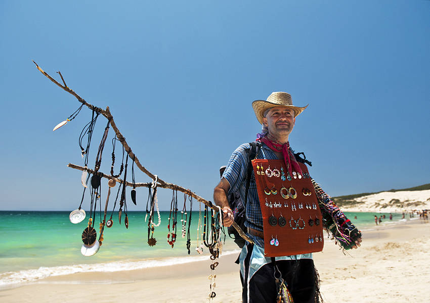Butikken kommer til deg. Eduardo selger håndlagde smykker på stranda i Tarifa.