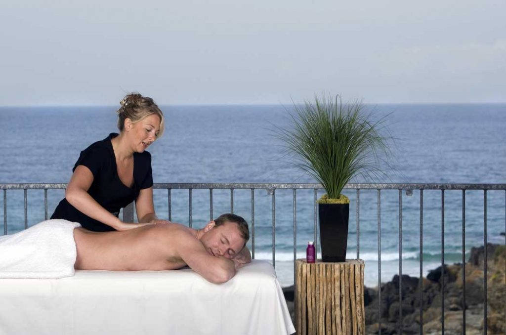 Få massasje, manikyr eller hudbehandling på lekre St. Ives Harbour Hotel & Spa. Anlegget har svømmebasseng, boblebad og badstue. Vil du trene, har du mange spennende muligheter: Vanntrening, yogacise (en blanding av yoga og pilates) og zumba. (www.stives-harbour-hotel.co.uk).
