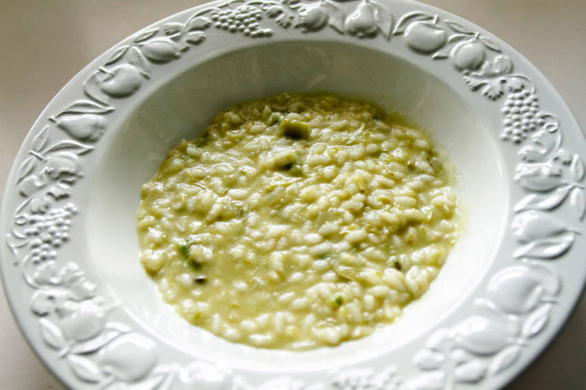 LYKKE PÅ ET FAT: Kremete risotto med et strø av parmesan. Slik smaker lykke.