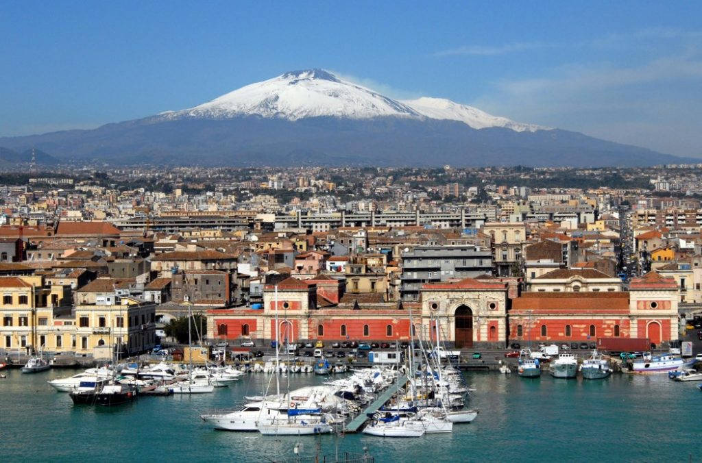 Catania med Etna i bakgrunnen byr på bra storbypuls. Foto: Wikipedia.