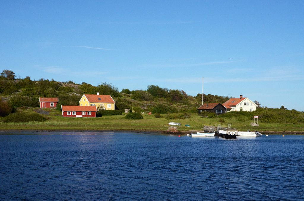 Det er mange gamle og fargerike hus å se på vei fra Koster til Strømstad.