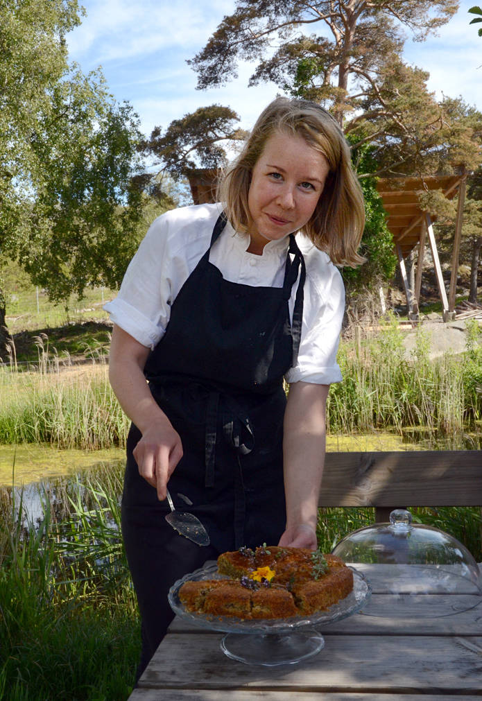 Claudia er kjøkkensjef og hver dag får hun friske grønnsaker, urter og blomster fra hagen. - Helt fantastisk, og veldig spesielt å kunne servere gjestene helt frisk og fersk mat, sier hun.
