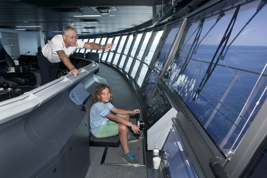 Bak roret på verdens største cruiseskip The Allure of the Seas, kjedet han seg IKKE.
