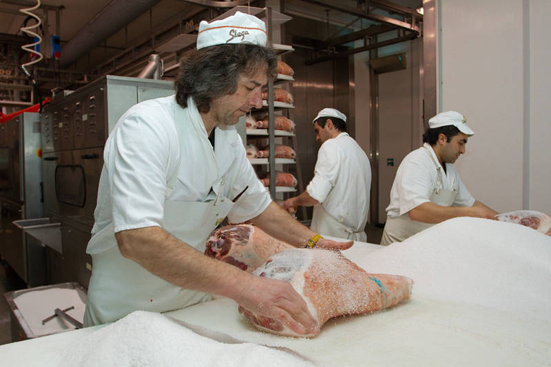SICILIANSK SALT: Når de tikilos lårene ankommer spekehusene i Parma saltes de for hånd med salt fra Sicilia. -Det er ikke salttypen som avgjør, men mengden, forklarer eier Massimo Borchini.