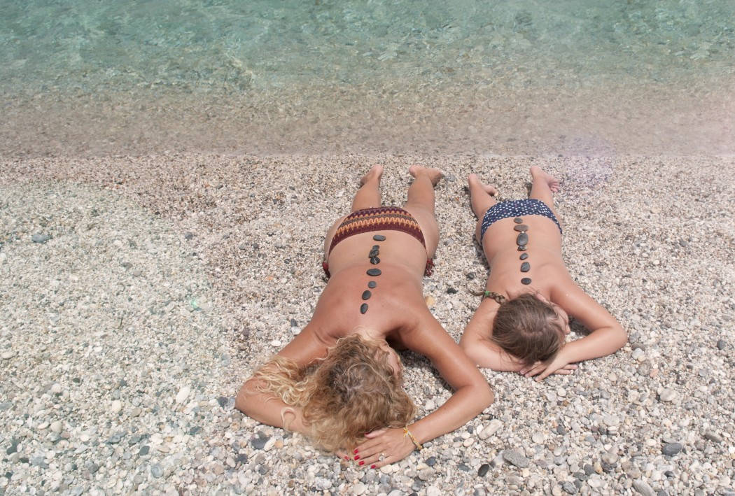 Mother_daughter_beach