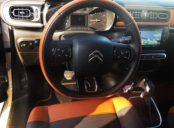 Citroen C3 interiør sporty damebil citroen_c3_barceloneta_ratt