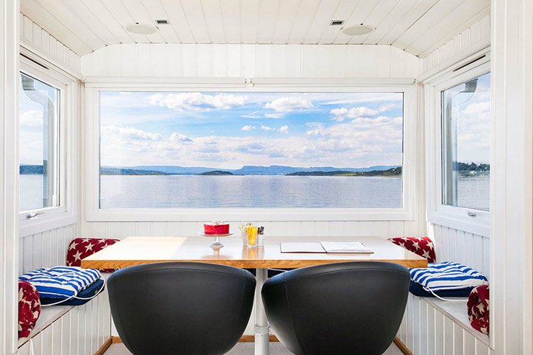 Denne strandhytta utenfor Oslo kan du leie på Airbnb.