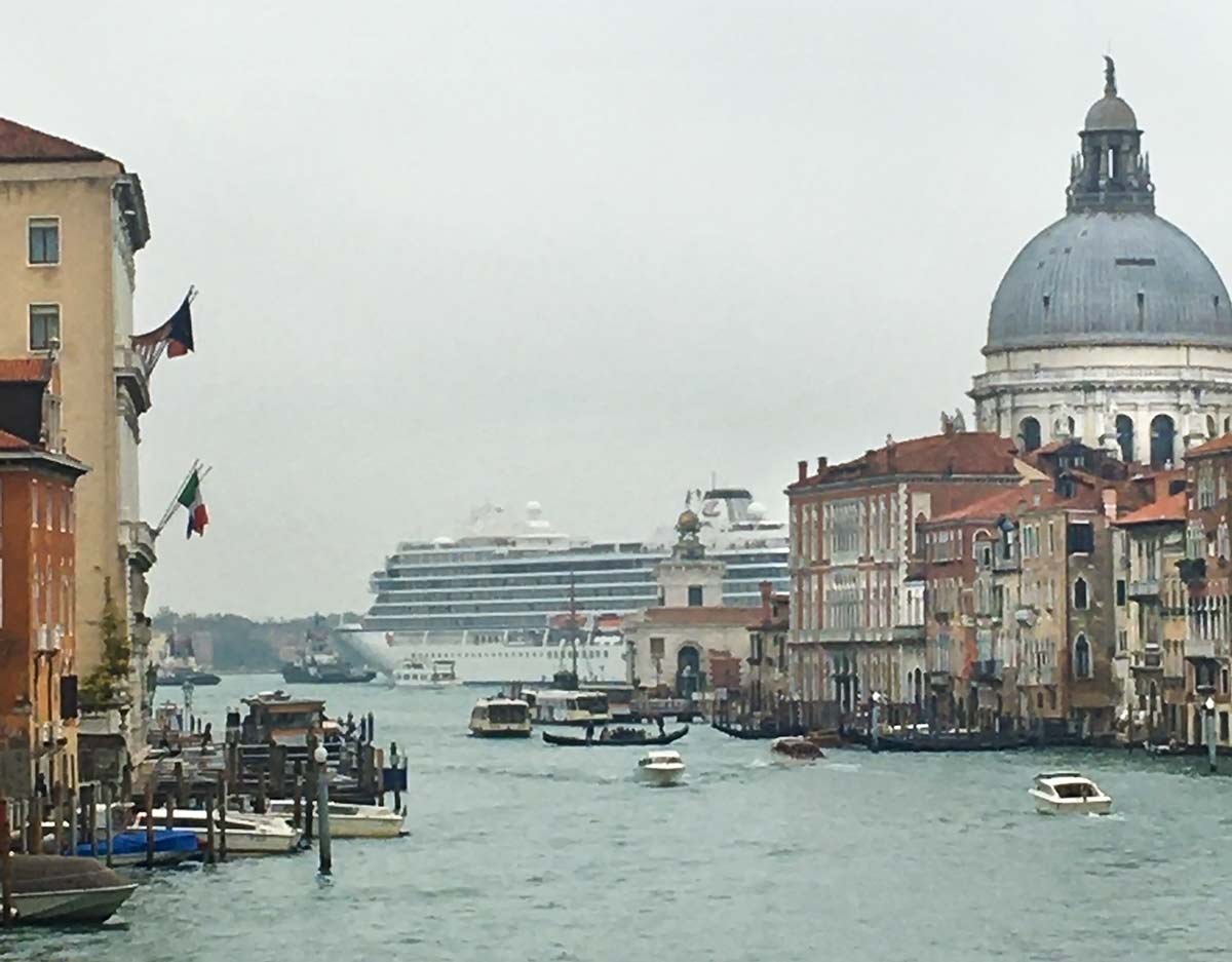 Venzia forbyr cruiseskip