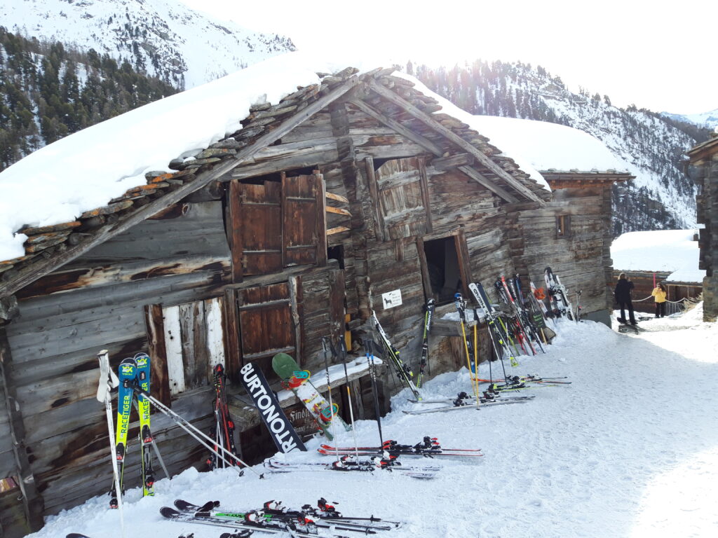 Idyll på skiferie i Alpene.
